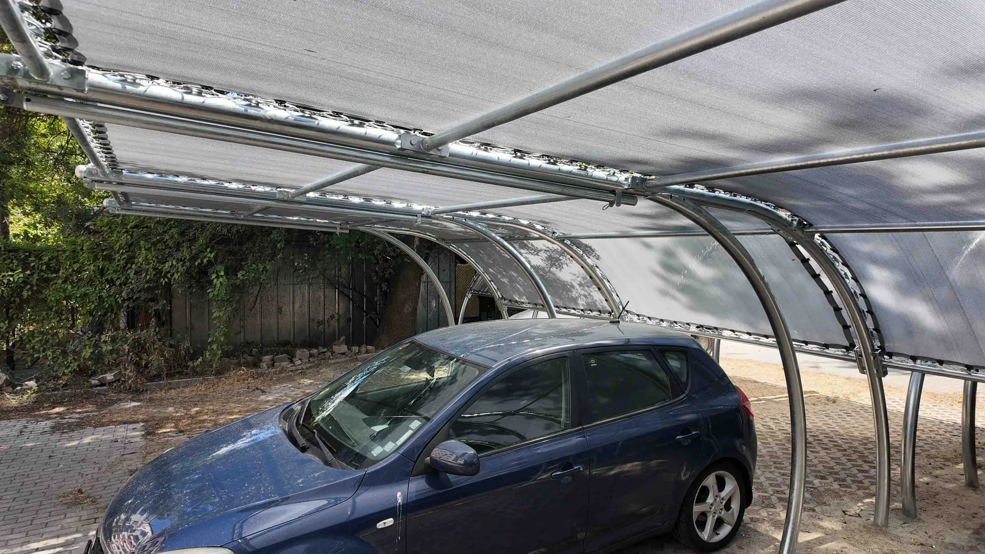 Carport.bg — детайл от конструкцията и покривното покритие